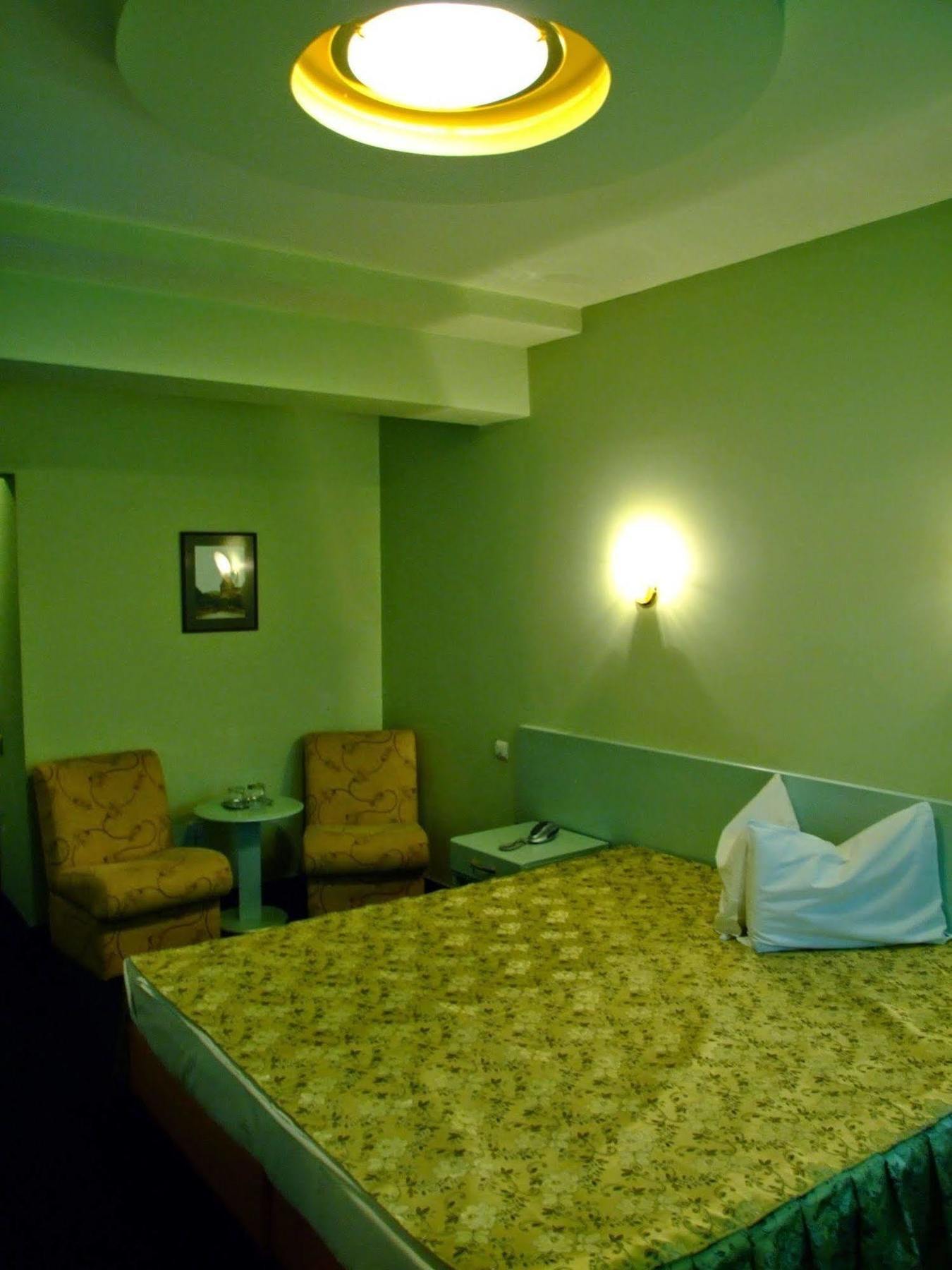 Hotel Regat Piteşti Exteriör bild
