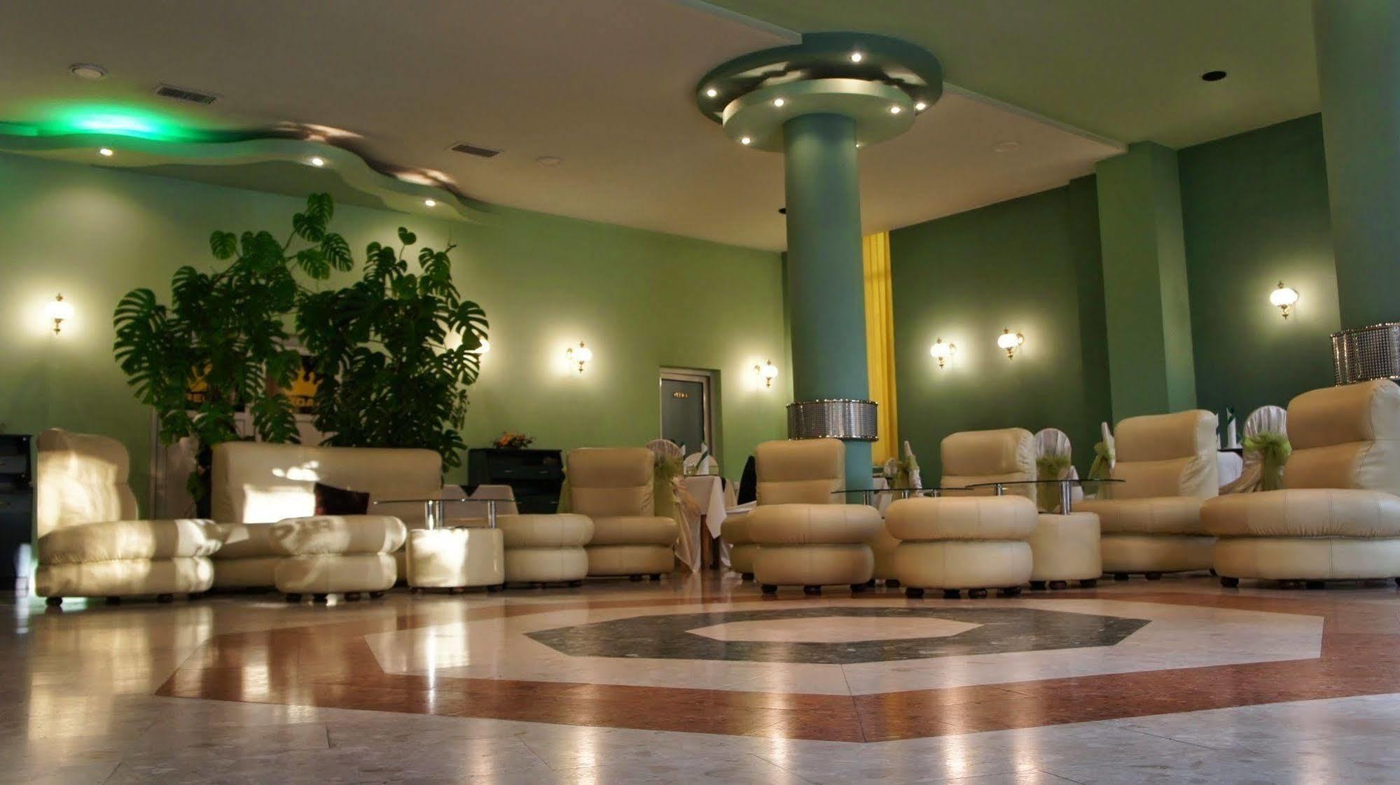 Hotel Regat Piteşti Exteriör bild
